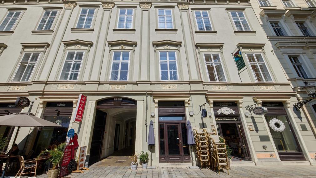 Neibrs | Exclusive office space for rent, complete renovation 150m2, 1st floor, in the historical building, direct centre, Laurinska str, Bratislava I